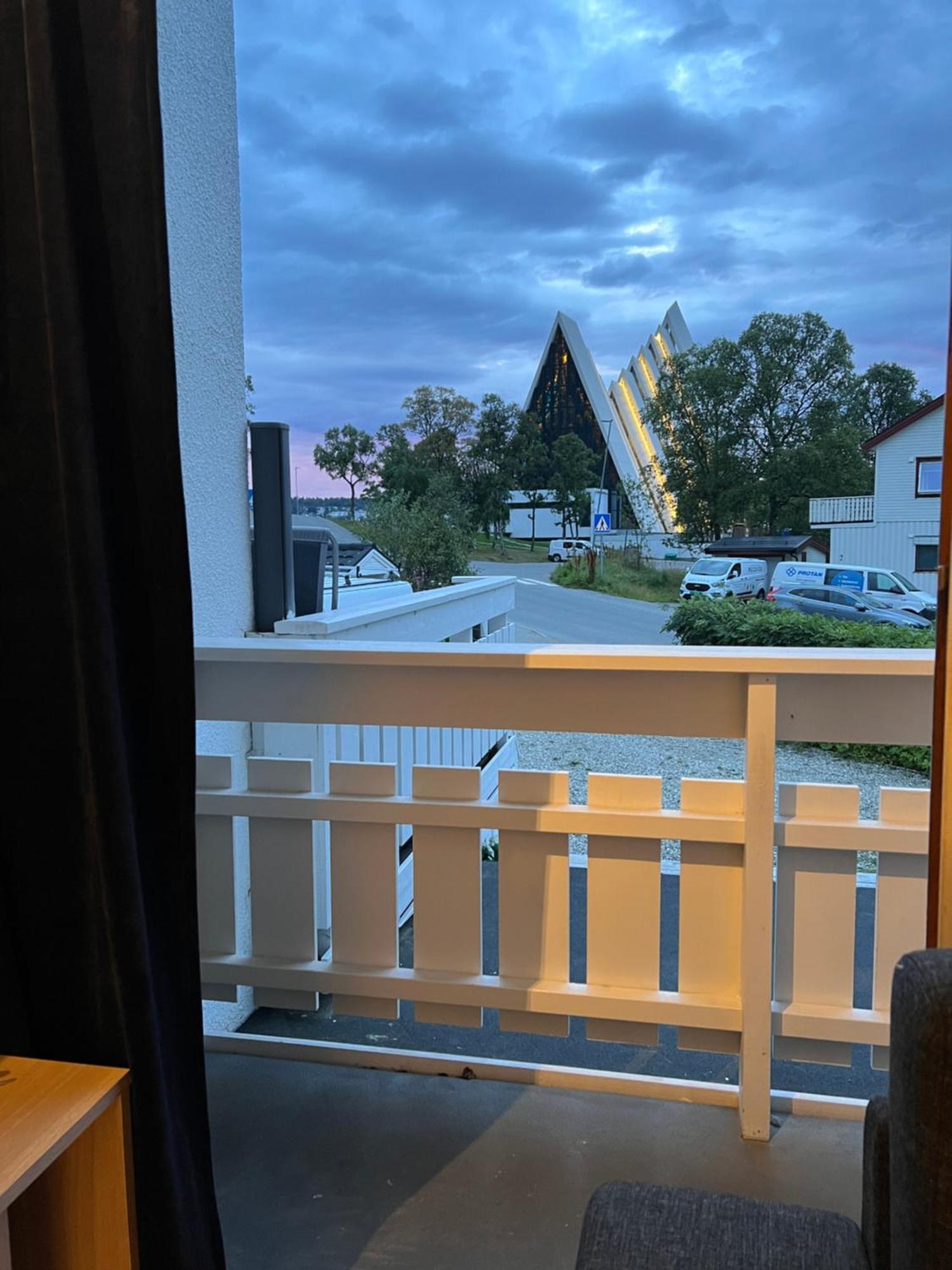 Luftig Og Sentral Leilighet I Tromsdalen Tromsø Exterior foto
